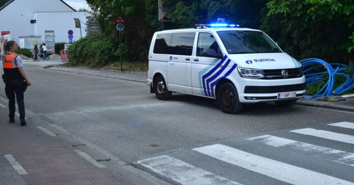 Busje met illegale migranten crasht na politieachtervolging